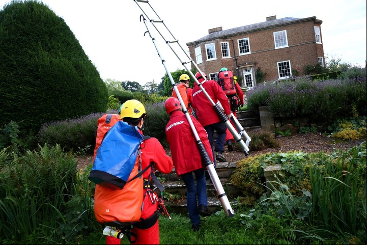 Ecologistas llegan a la casa de Sunak con escaleras. Foto: Reuters