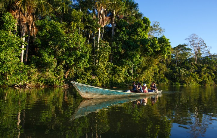 Navegando cerca de Puerto Maldonado. Foto Shutterstock