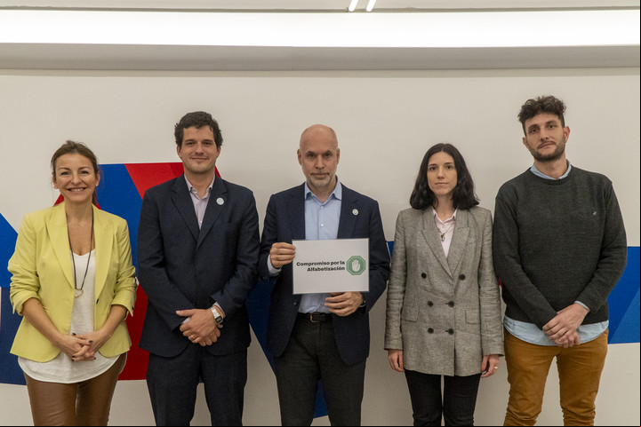 Larreta firmó acompañado por su ministra de Educación, Soledad Acuña (izq). Foto Argentinos por la Educación