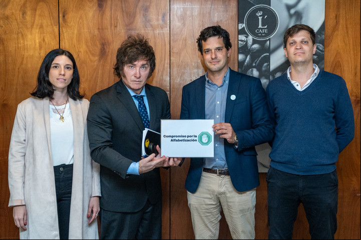 Milei, después de la firma. Foto Argentinos por la Educación