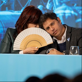 "El compañero gobernador": Cristina Kirchner ratificó su rechazo a desdoblar elecciones en Provincia, pero ordenó acompañar la decisión de Axel Kicillof