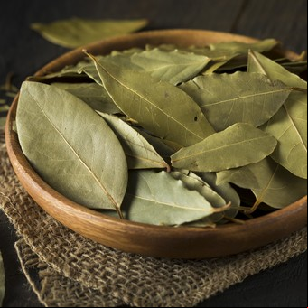 Rituales mágicos con hojas de laurel para atraer el dinero, la prosperidad y la abundancia