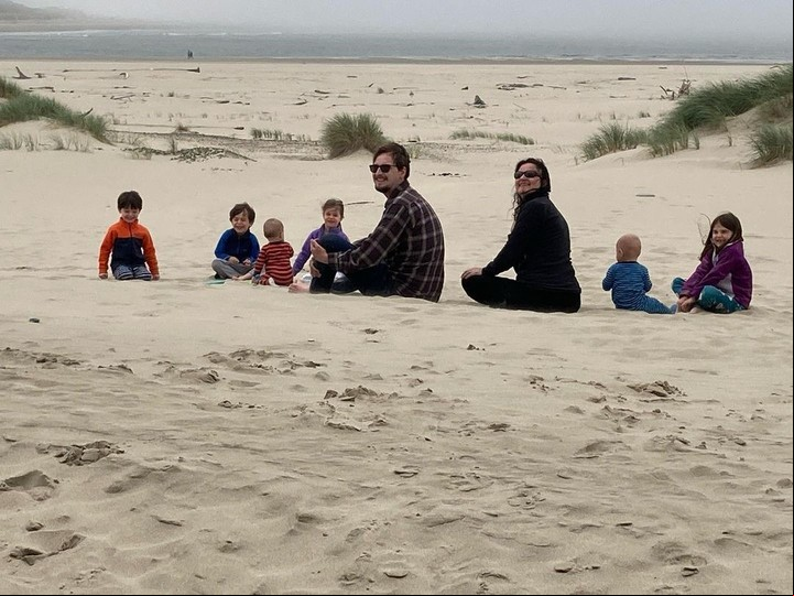 “Enseñar en jardín de infantes durante cinco años me ayudó a comprender cuán importantes son los horarios y las rutinas para los niños", sostuvo la madre. Foto Instagram @halfadozentwins.