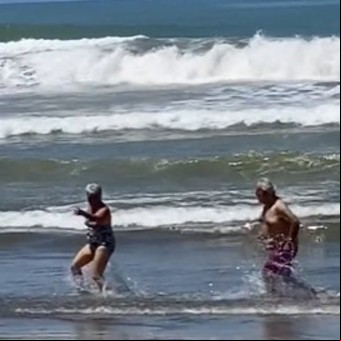 La maravillosa escena de amor de una pareja de ancianos en la playa