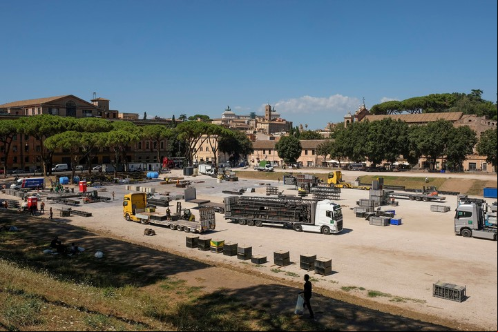 Trabajadores en el Circo Máximo desmantelando este jueves el escenario del concierto de Travis Scott. El concierto en el Circo Máximo de Roma del rapero estadounidense Travis Scott ha encendido las alarmas: ¿un parque arqueológico con más de 2.800 años de historia es el escenario ideal para que 60.000 fanáticos canten y bailen hasta el punto de hacer saltar los sismógrafos y provocar el pánico de los romanos?. EFE/ Antonello Nusca