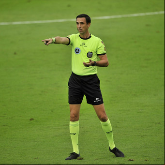 Así fue el polémico arbitraje de Pablo Dóvalo en la derrota de Barracas Central, el equipo de Chiqui Tapia, ante Racing