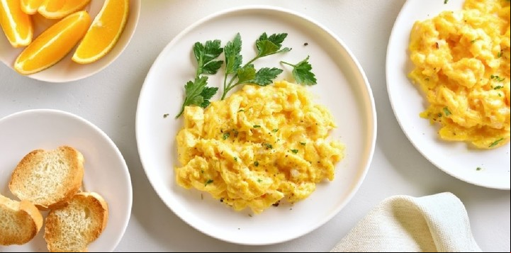 ¿Cuál es la cantidad máxima de vitamina D recomendada según la edad? Los huevos revueltos en el desayuno ayudan con la vitamina D.