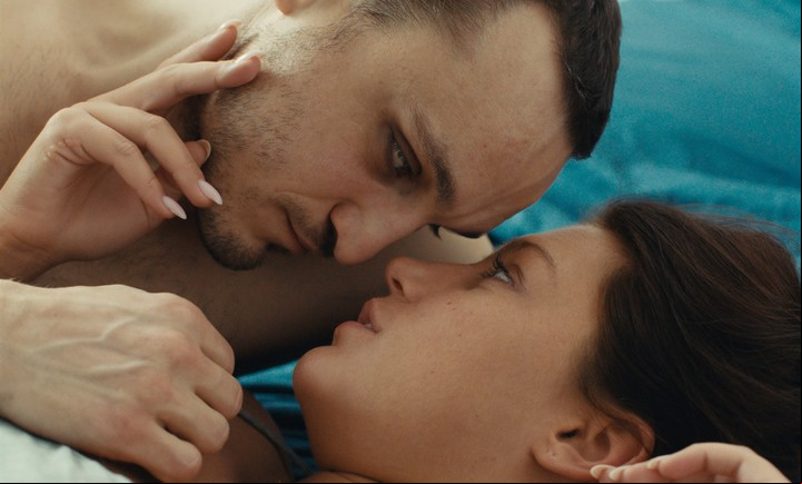 Narcisista bisexual. Tomas descubre el amor en Agathe (Adèle Exarchopoulos, de "la vida de Adèle").