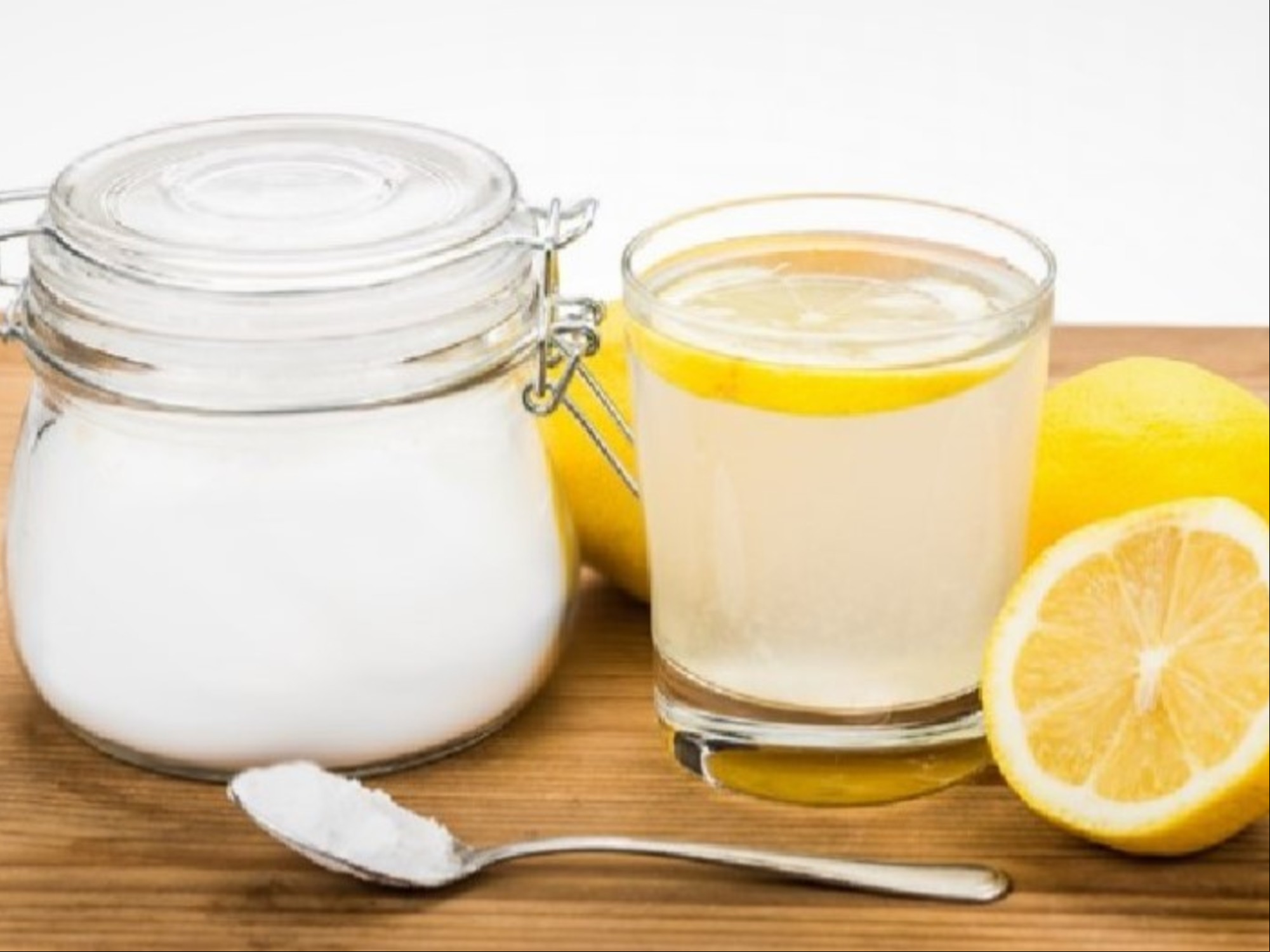 El bicarbonato de sodio si funciona muy bien como limpiador en distintos objetos mezclado con agua y limón.