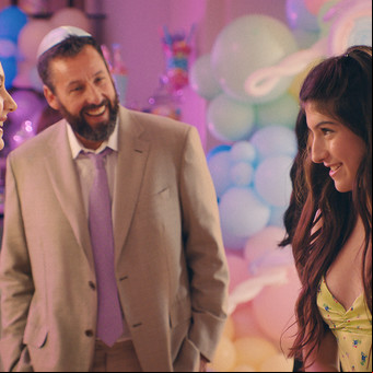 En Netflix Adam Sandler trabajó con toda su familia en No estás invitada a mi bat mitzvá