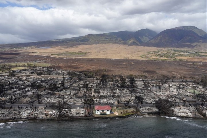 La única casa que sobrevivió en el pueblo hawaiano de Lahaina (Kevin Fujii/Civil Beat/2023).