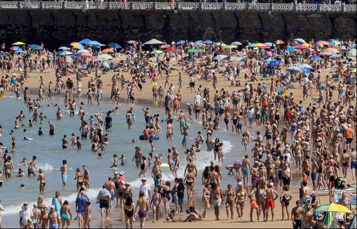 Pleno verano en San Sebastián: la playa de la Concha, llena de bañistas. Foto EFE/Javi Colmenero