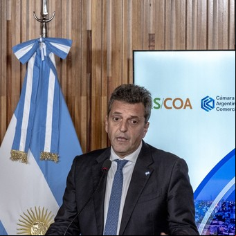 Ante empresarios, Sergio Massa descalificó la dolarización y otras propuestas de Javier Milei y dejó duras advertencias