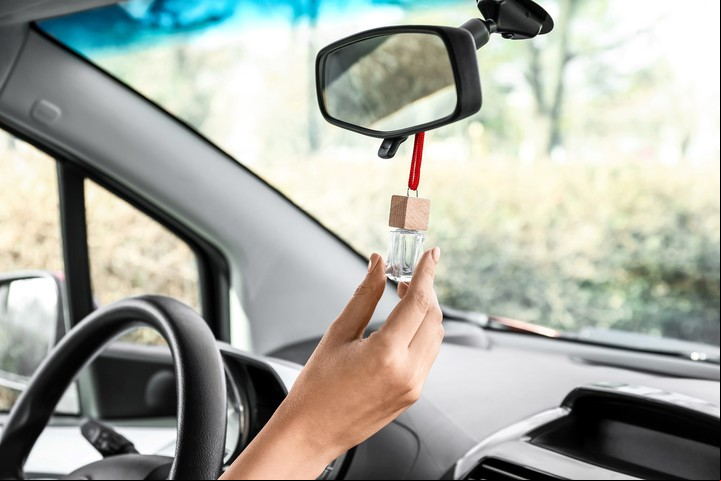 Las bolsitas de tul con aromas naturales mejoran el Qi del auto. Foto: ilustración Shutterstock