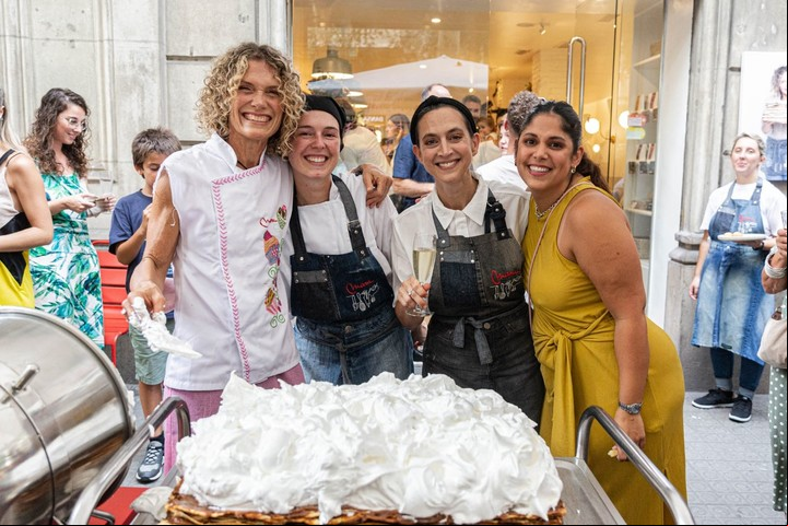 Maru Botana con Soledad Nardelli y equipo en el local de Barcelona.