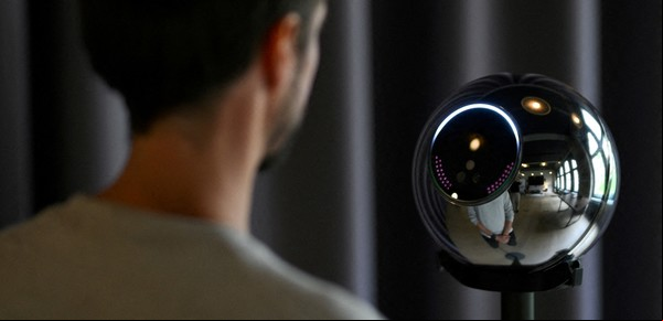 Worldcoin: qué hay detrás del polémico proyecto que ofrece dinero por escanearse el iris de los ojos