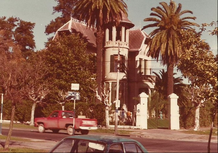 Una postal de 1980, cuando el Castillo de Banfield tenía otro color y en sus escalinatas se llega a ver gente mirando de cerca el edificio.