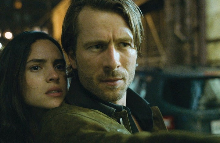 Adria Arjona (la hija del guatemalteco) y Glen Powell en "Hit Man".