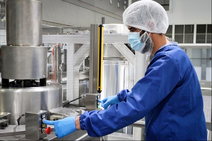 Un experto trabaja en un laboratorio en el proceso de elaboración de cannabis medicinal. Foto: EFE