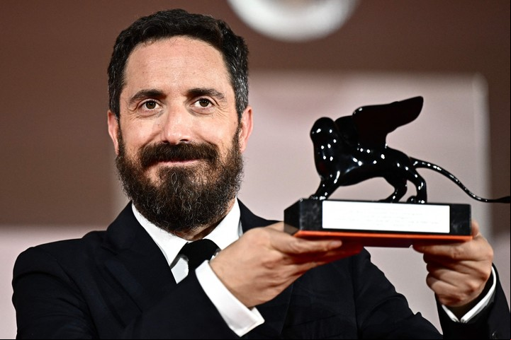 El chileno Pablo Larraín con su León al mejor guion por "El Conde", donde Pinochet vive y es un vampiro. Foto AFP
