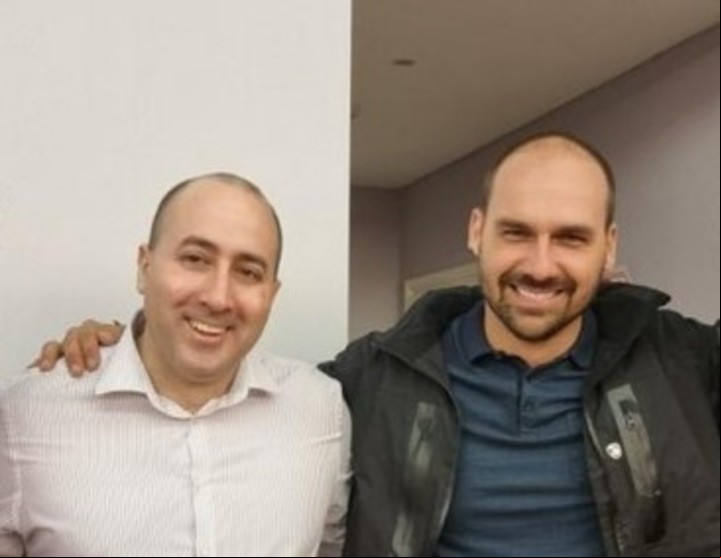 Fernando Cerimedo con el diputado Eduardo Bolsonaro, hijo del expresidente brasileño Jair Bolsonaro.