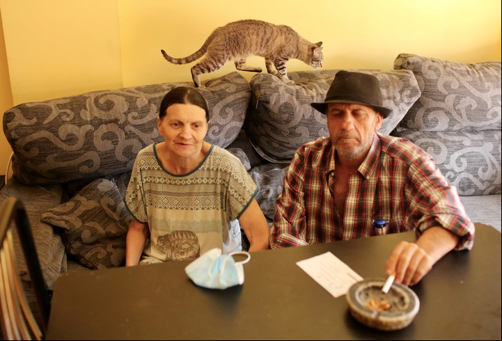 María del Carmen Tellez está convaleciente. Aquí con su esposo, Manuel Salazar, en el departamento que ocupaban en La Dignidad de Móstoles y del cual fueron desalojados. Foto: Cézaro De Luca