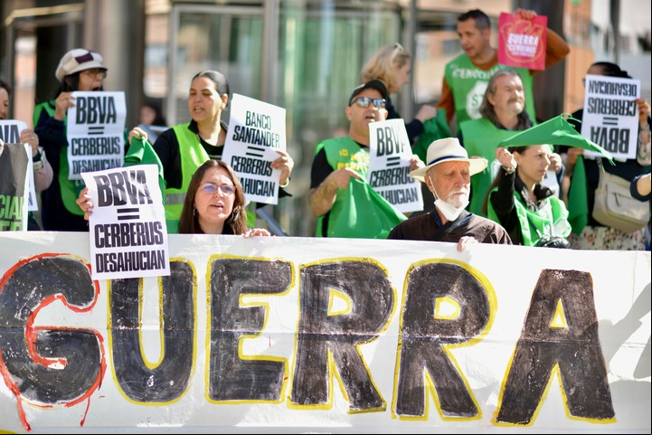 Manifestación en Madrid en contra de las empresas que compran los departamentos hipotecados que la gente no pudo seguir pagando. Foto: Cézaro De Luca