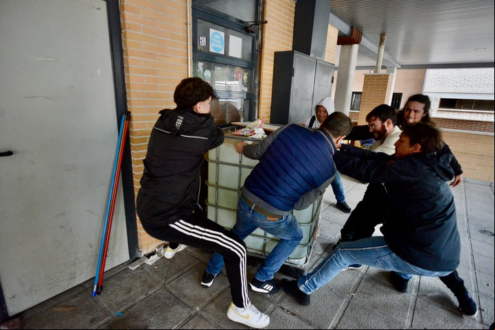 Vecinos del edificio La Dignidad de Móstoles y de la organización Stop Desahucios bloquean la puerta entrada ante el anuncio de desalojo que finalmente quedó postergado. Foto: Cézaro De Luca