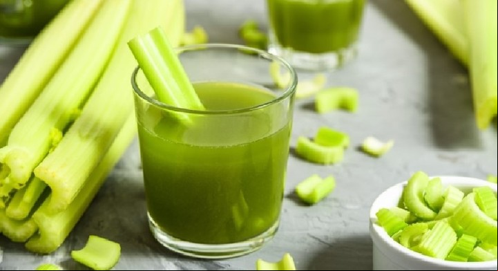 Jugo de apio, combinado con manzana verde.