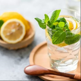 ¿Cómo se prepara la menta con limón, qué beneficios tiene y cuál es el mejor horario para consumirlo?