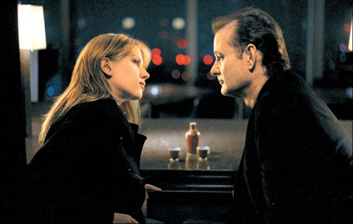 Charlotte y Bob se conocen de manera casual en la capital japonesa. Y nace una relación.