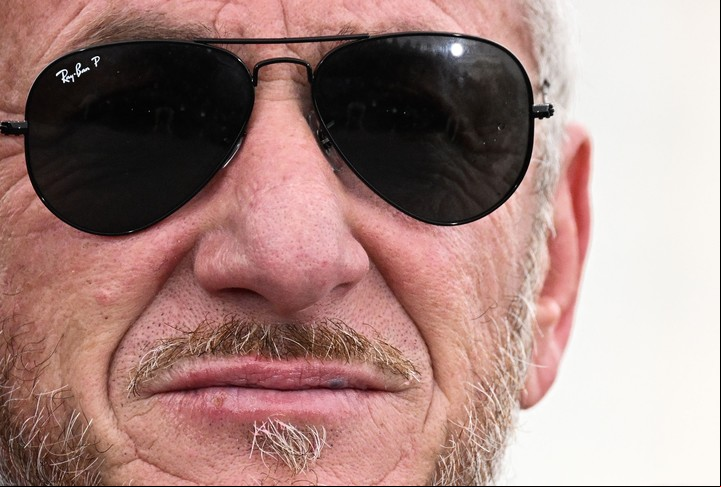 Penn y sus Oscar: "Se pueden fundir y convertir en balas que puedan disparar a los rusos". Foto AFP
