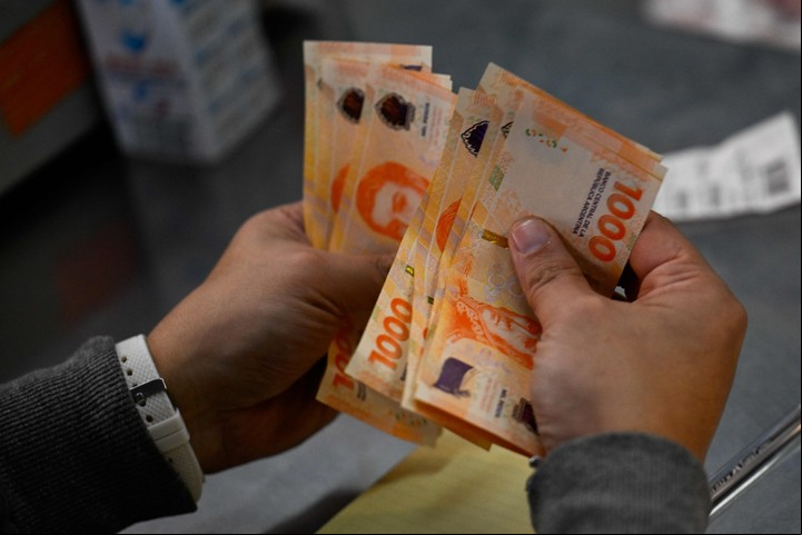 Es importante evaluar distintas alternativas para que el aguinaldo no sólo rinda sino que también de ganancias extras. Foto: AFP