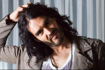 El actor Russell Brand, acusado de violación, agresiones sexuales y maltrato, fue cancelado en la BBC 