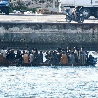 Aluvión de migrantes en Lampedusa: Giorgia Meloni convenció a la titular de la Comisión Europea y ambas viajarán a evaluar el desastre