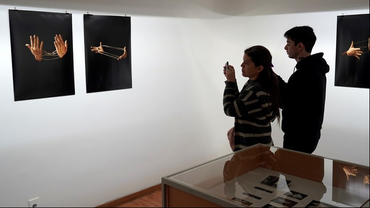 Gestos. Una colección posible, curada por Diana Wechsler y Matilde Marín y montada en el Museo Nacional de Artes Visuales. Foto: Ariel Riveiro/Bienalsur