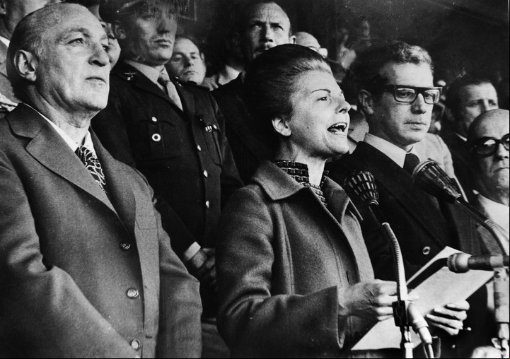 Foto de 1975 de la entonces presidenta Maria Estela Martinez de Peron (C) escoltada por su Ministro de Bienestar Jose Lopez Rega. AFP PHOTO / STR