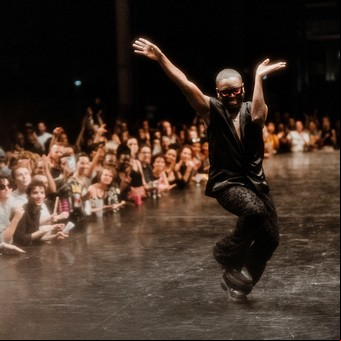 Cómo es la Bienal de danza de Lyon, una ciudad en la que se baila en plazas, teatros y en fábricas abandonadas