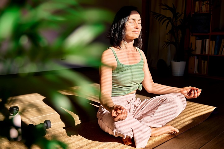 Dedicar unos minutos a la meditación ayuda a lidiar con situaciones de enojo. Foto: Shutterstock.
