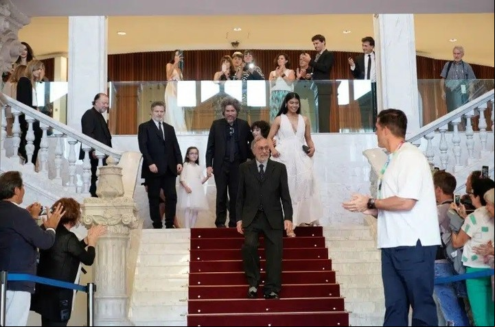 Luis Brandoni junto a los directores y compañeros de elenco en el ingreso al teatro Victoria Eugenia, en San Sebastian. Foto de prensa SSIFF