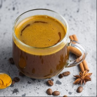 Café con cúrcuma: para qué sirve y cuál es la mejor hora para tomarlo