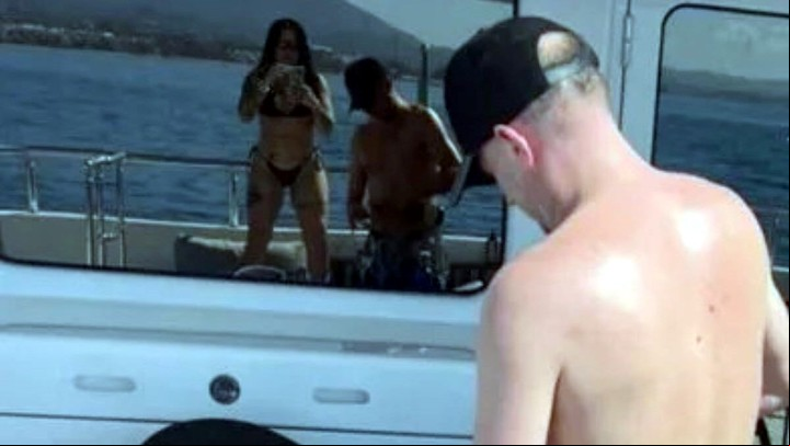 Martín Insaurralde y Sofía Clerici en el yate Bandido, en Marbella, España.