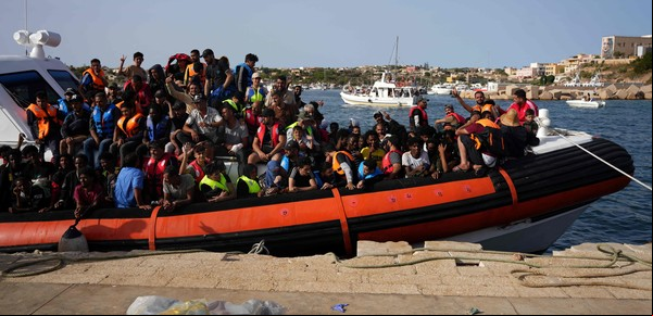 Europa no sabe qué hacer con los migrantes y estudia soluciones "inviables": devolverlos a los países de origen o encerrarlos en campos de retención