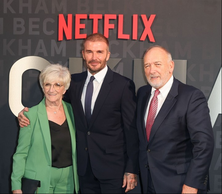 David Beckham junto Sandra y Ted, sus padres.