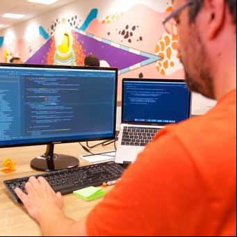Una fintech capacita gratis a nuevos talentos y les ofrece trabajo: qué perfiles busca y cómo anotarse