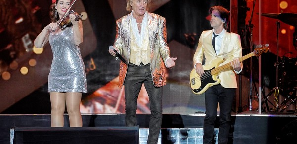 A los 78 años, Rod Stewart mostró un show itinerante estilo Las Vegas y un gol de Messi