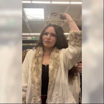 Video: se hizo pasar por su amiga para ayudarla a renunciar a su trabajo