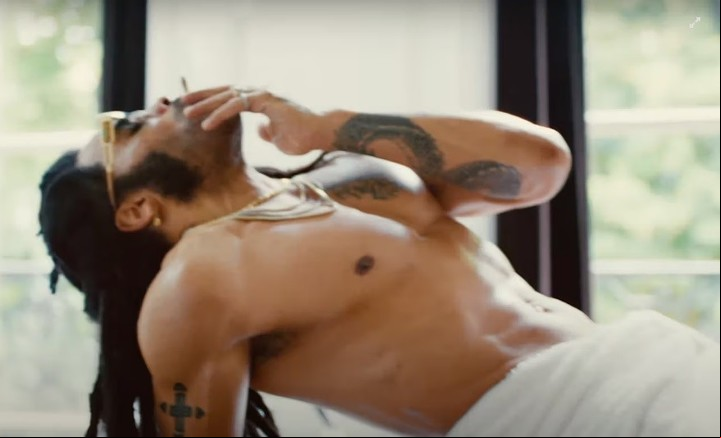 Lenny Kravitz en el video de "TK421"