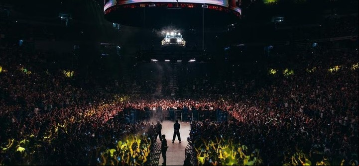 Bad Bunny desciende del techo del Coliseo de Puerto Rico con su auto de lujo. Foto de prensa.
