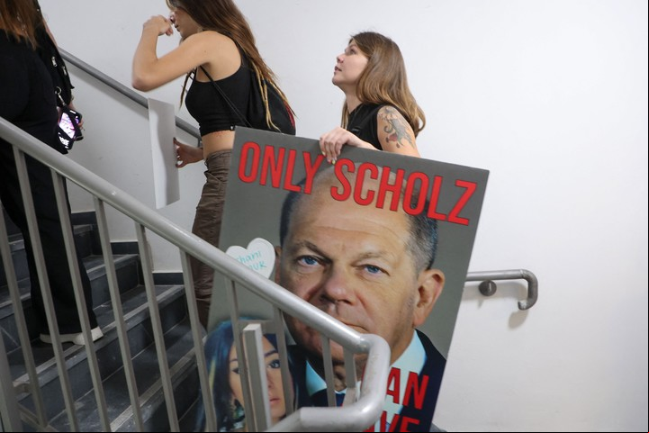 Familiares de israelíes tomados como rehenes por militantes de Hamás durante el ataque del 7 de octubre corren en busca de refugio interrumpiendo su concentración durante la reunión entre el canciller alemán Olaf Scholz mientras se concentran durante su reunión con el primer ministro israelí Benjamin Netanyahu (no en la foto) en Tel Aviv, el 17 de octubre de 2023. de GIL COHEN MAGEN / AFP)